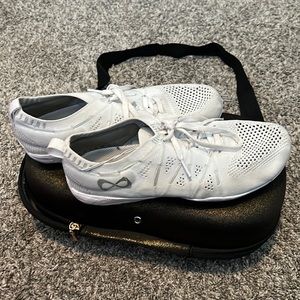 Nfinity cheer shoe
